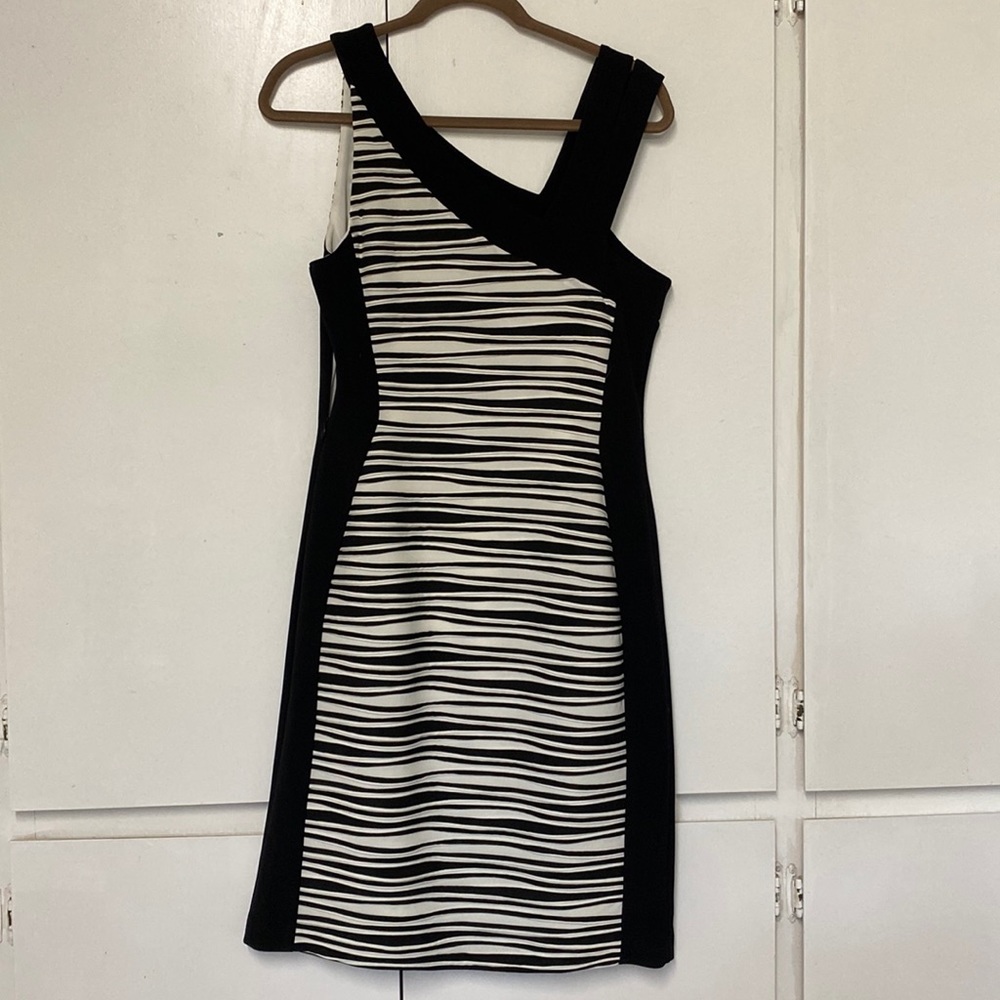 Asymmetrical shoulder detail of this fashionable Joseph Ribkoff dress.